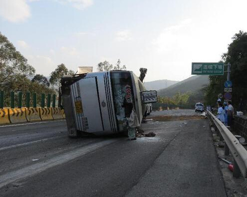 旅游大巴車側翻致8人死亡25人受傷